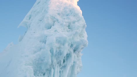 cerca de un iceberg alto en una ciudad remota en el norte de suecia, disparado en un trípode