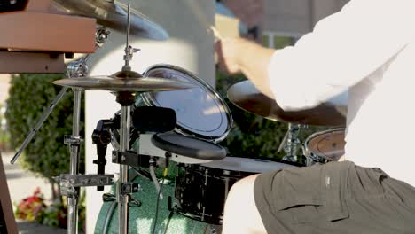 Baterista-Tocando-Rock-Al-Aire-Libre-Durante-El-Concierto-De-Verano