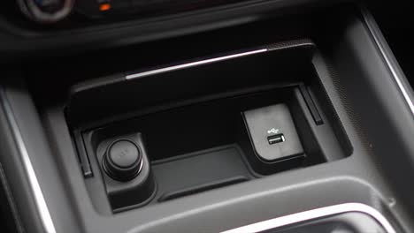 Interior-De-Coche-Moderno,-Conectores-USB-Para-Coche.