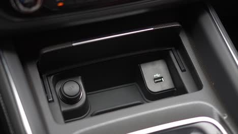interior de automóviles modernos, conectores usb para automóviles