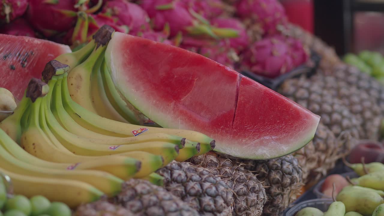 exhibición de frutas frescas en un mercado