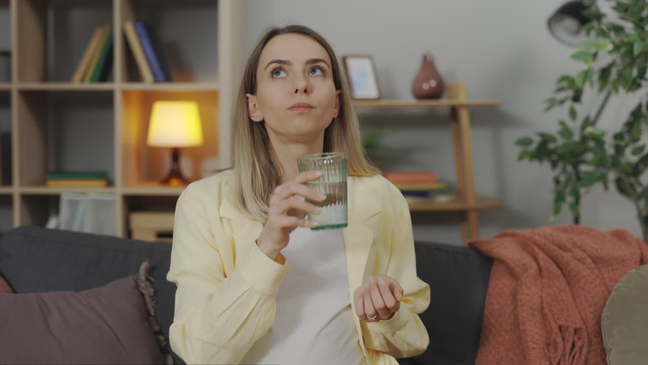 mujer que toma medicamentos en el hogar