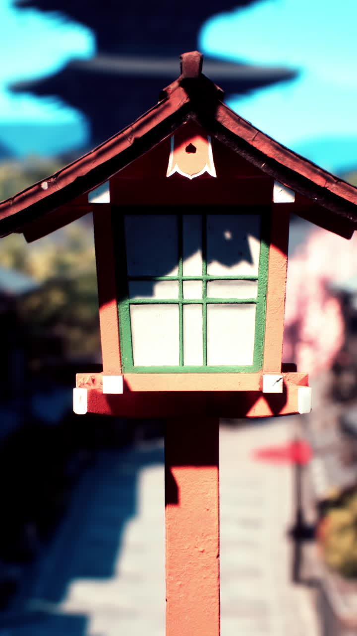 una linterna japonesa tradicional está de pie frente a un templo