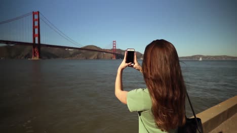 Mujer-Fotografiando-El-Puente-Golden-Gate,-San-Francisco.