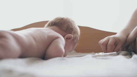 Süßer-Neugeborener-Junge-Weint-Während-Der-Massage-Auf-Dem-Bauch-Liegend