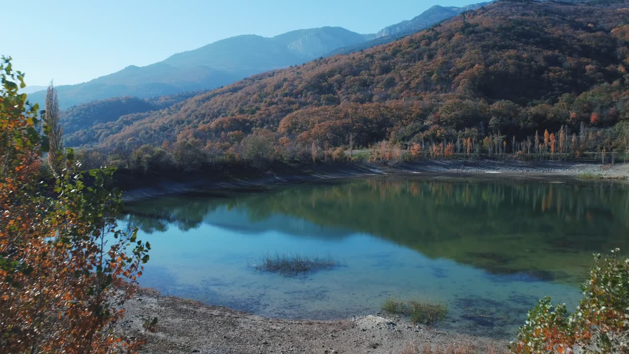 다채로운 잎자루가 있는 가을의 호수 풍경