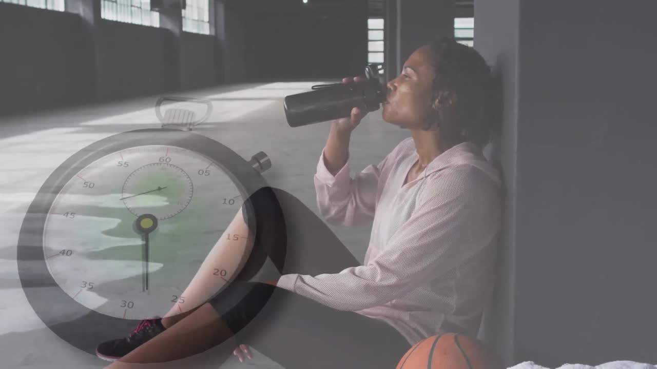 animación de un cronómetro sobre una mujer bebiendo agua en un edificio abandonado