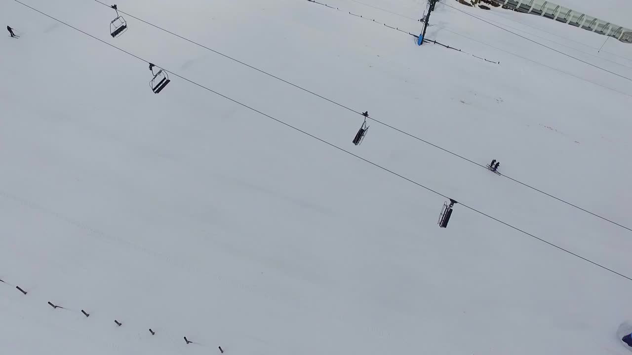 빈 체어리프트와 알토 캄푸 스키 리조트 공중 촬영에서 스키를 타는 사람들