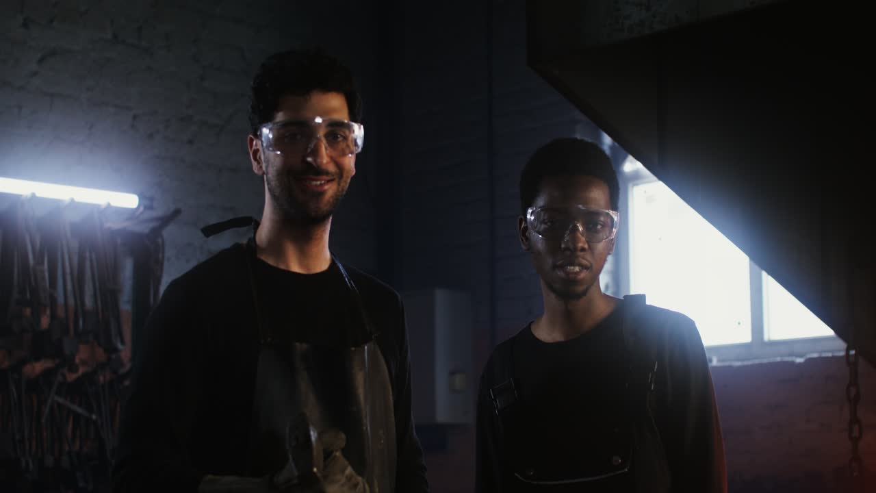 dos herreros en un taller