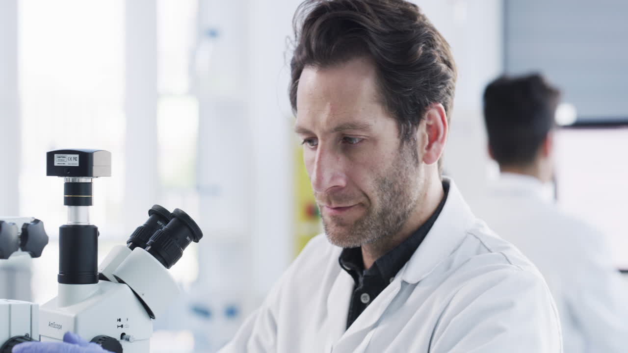 la respuesta se puede encontrar detrás de la lente.