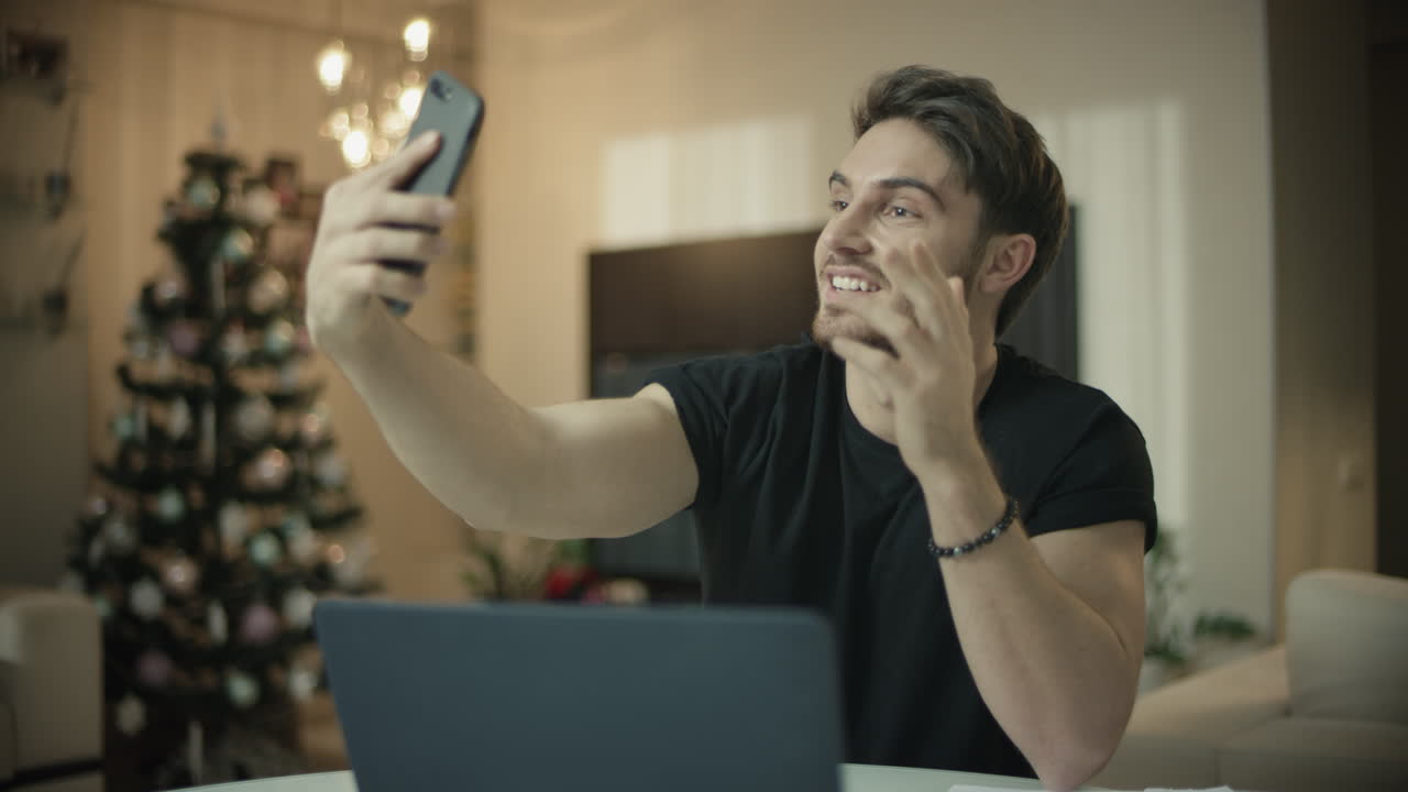 videollamada en línea de un hombre de negocios en un teléfono móvil en casa de navidad