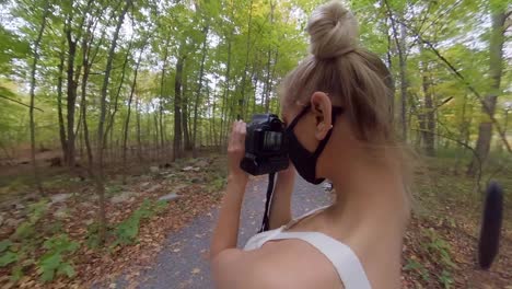 mulheres jovens curtindo a queda em uma floresta