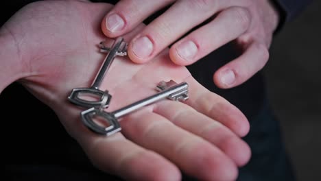 las llaves están ocultas en un puño de mano masculina.