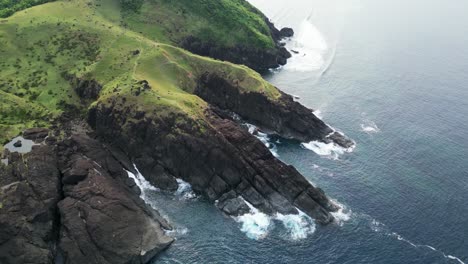 Vista-Aérea-Aérea-De-Pintorescas-Colinas-Rocosas-Montañosas-Frente-A-La-Costa-Del-Océano-En-Baras,-Catanduanes