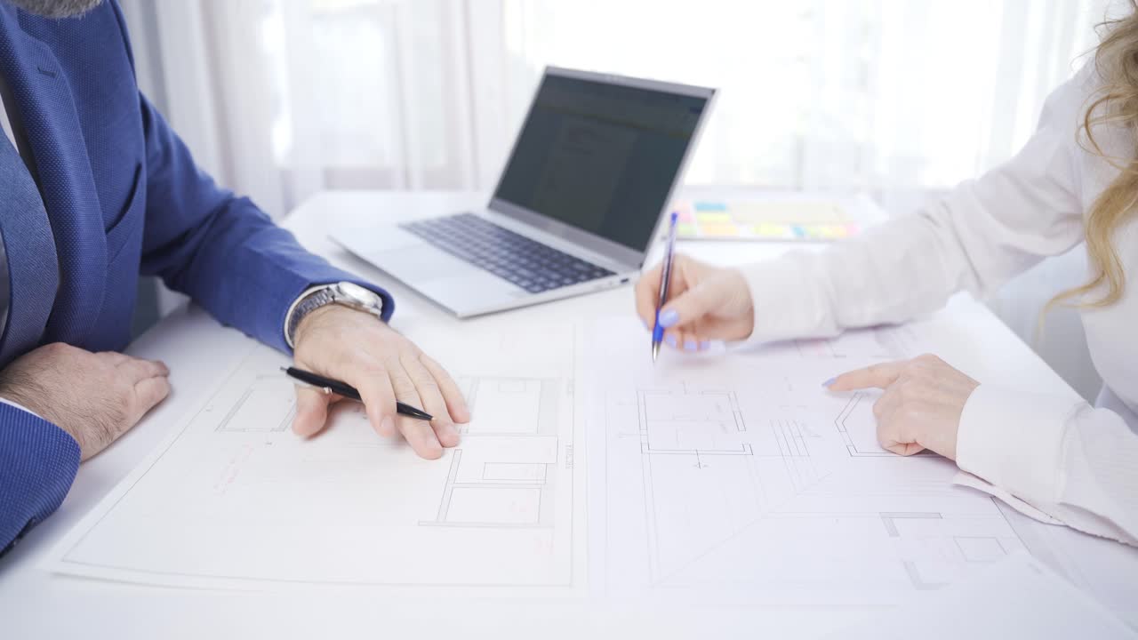 건축 프로젝트에서 일하는 남성과 여성 사무실 직원.