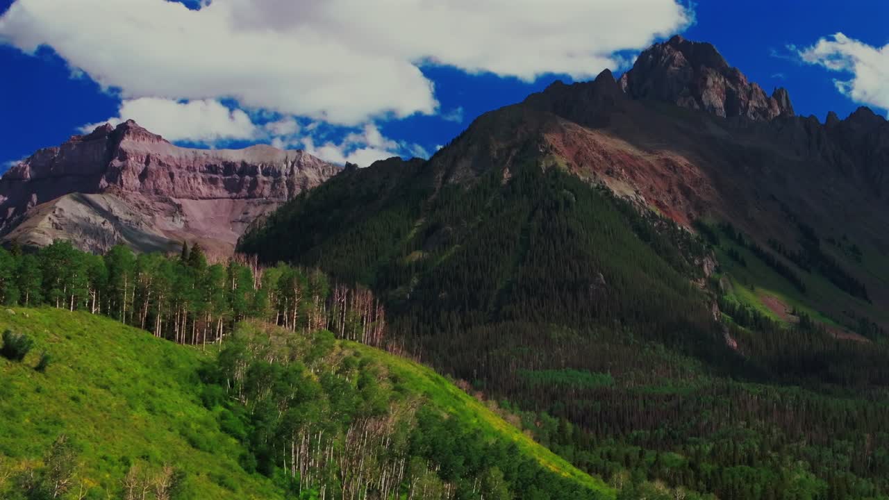 даллас диапазон горы sneffels 14er пик дикой природы голубые озера тропа последнего доллара дорога риджвей колорадо воздушный дрон лето uncompahgre национальный лес аспен деревья голубое небо облака круг справа