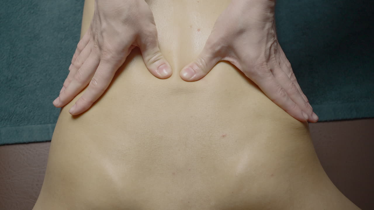 сеанс массажа спины