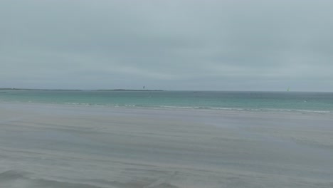 Ein-Einsamer-Kitesurfer-In-Einer-Bucht-Auf-Der-Insel-Tiree