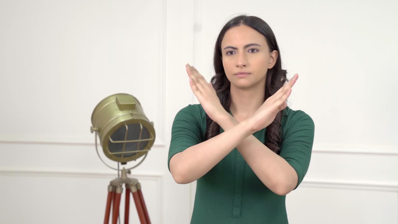 chica india deteniendo a la persona equivocada