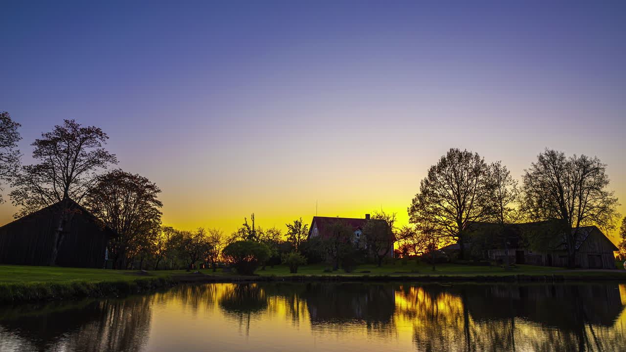 낮에서 밤으로의 놀라운 전환 시간 스 - 조용한 호수 집 위에서 아로라 보레알리스와 함께