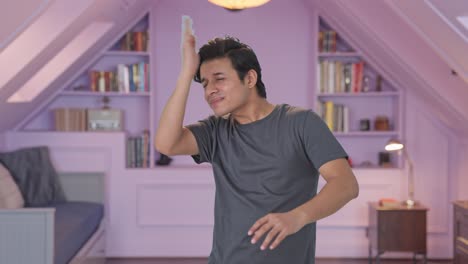 곤란한 인디언 남자가 모기를 날리고 있습니다.