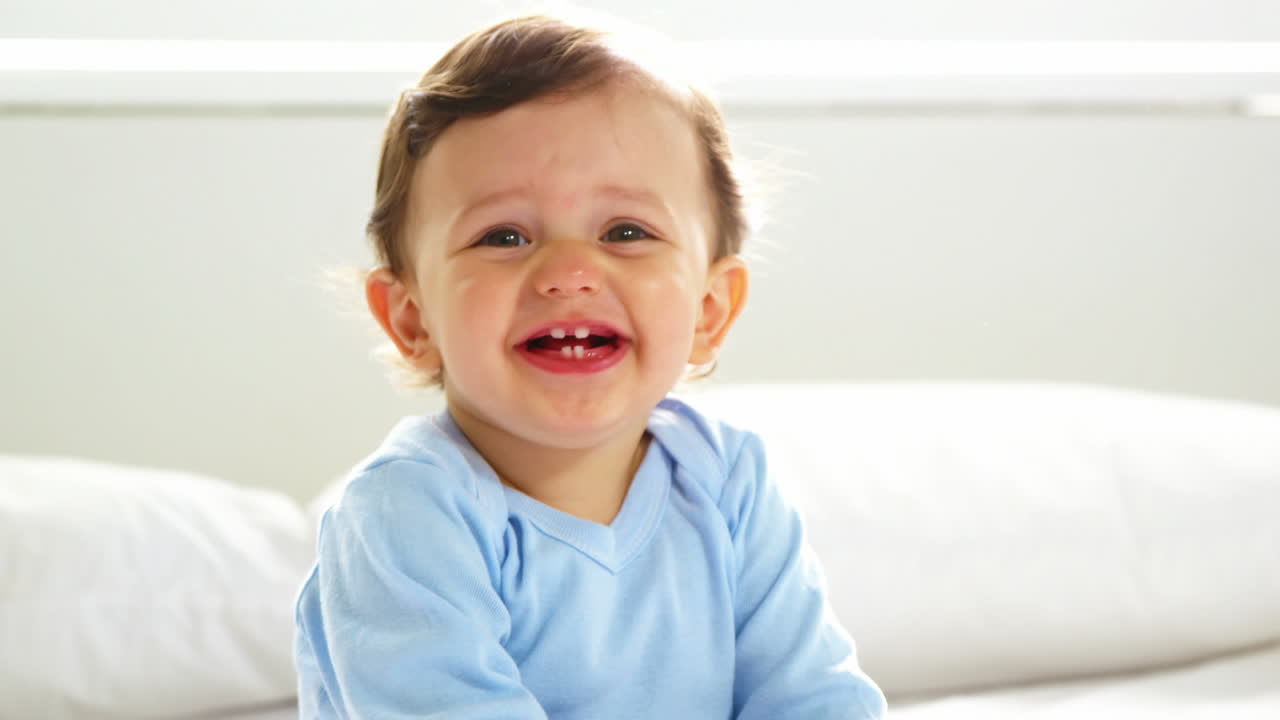 비디오를 보고 웃는 아기