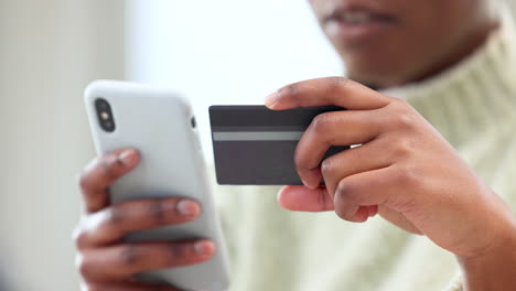 Mujer-Comprando-En-Línea-Usando-Su-Tarjeta-De-Crédito