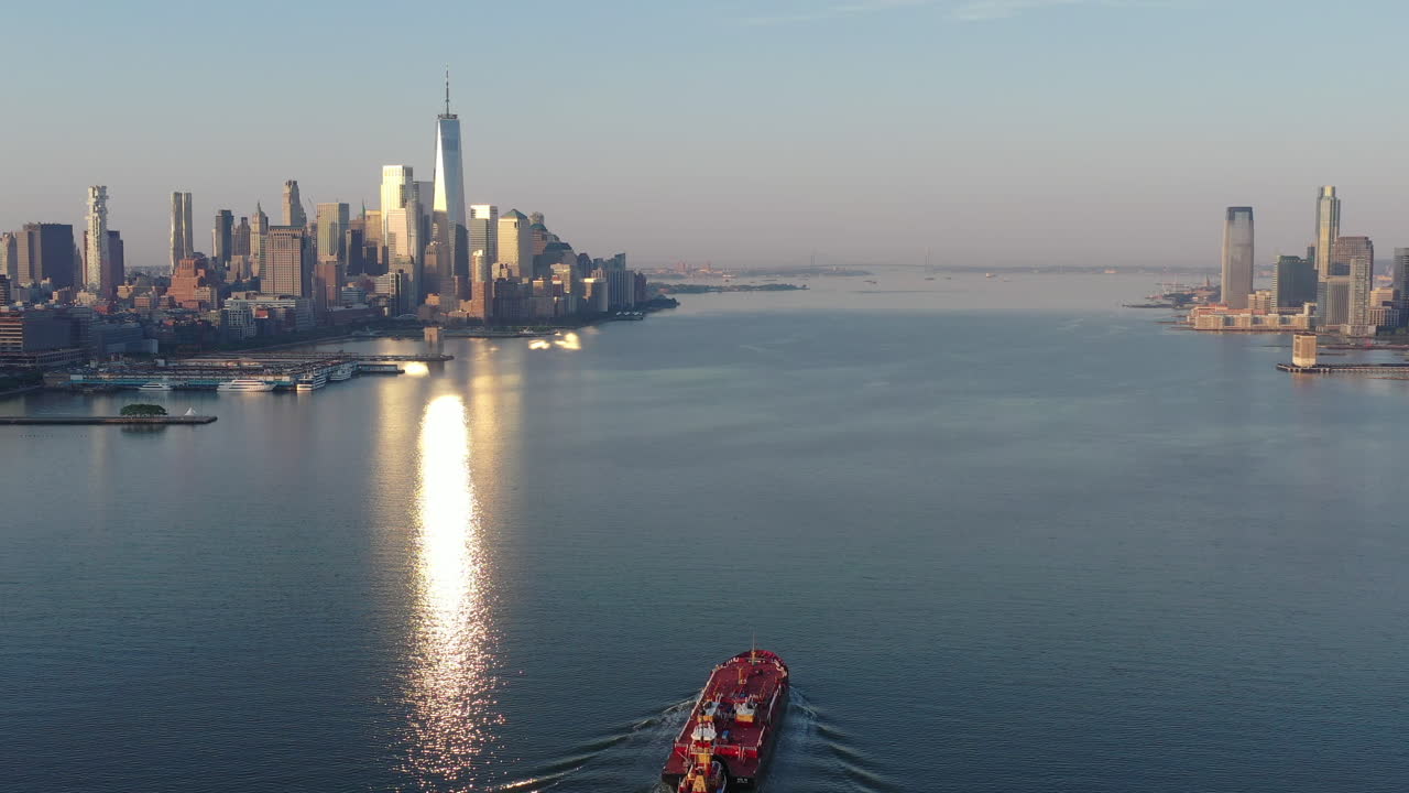해가 뜰 때 허드슨 강 너머에서 맨하탄과 뉴저지의 공중 전망