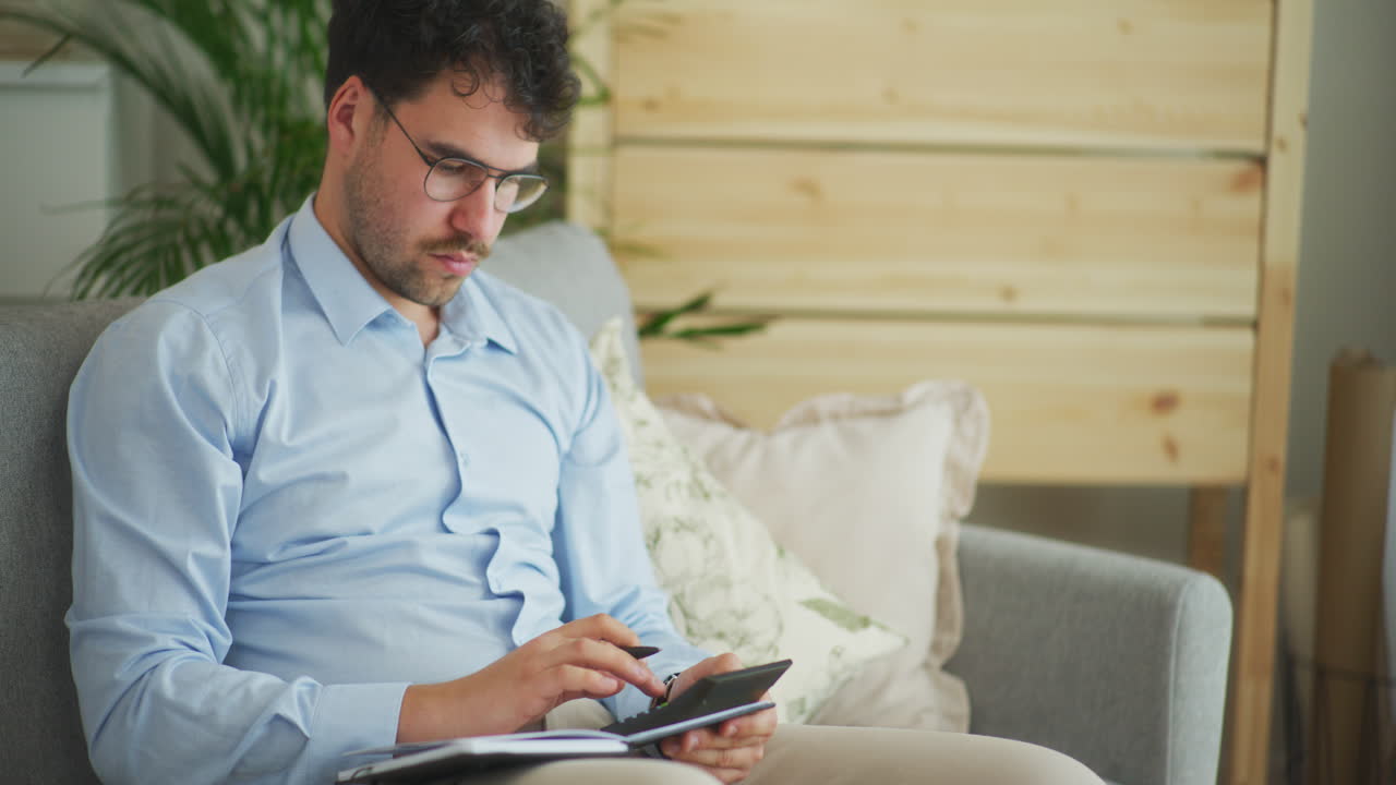 un hombre de negocios devastado por un informe financiero.