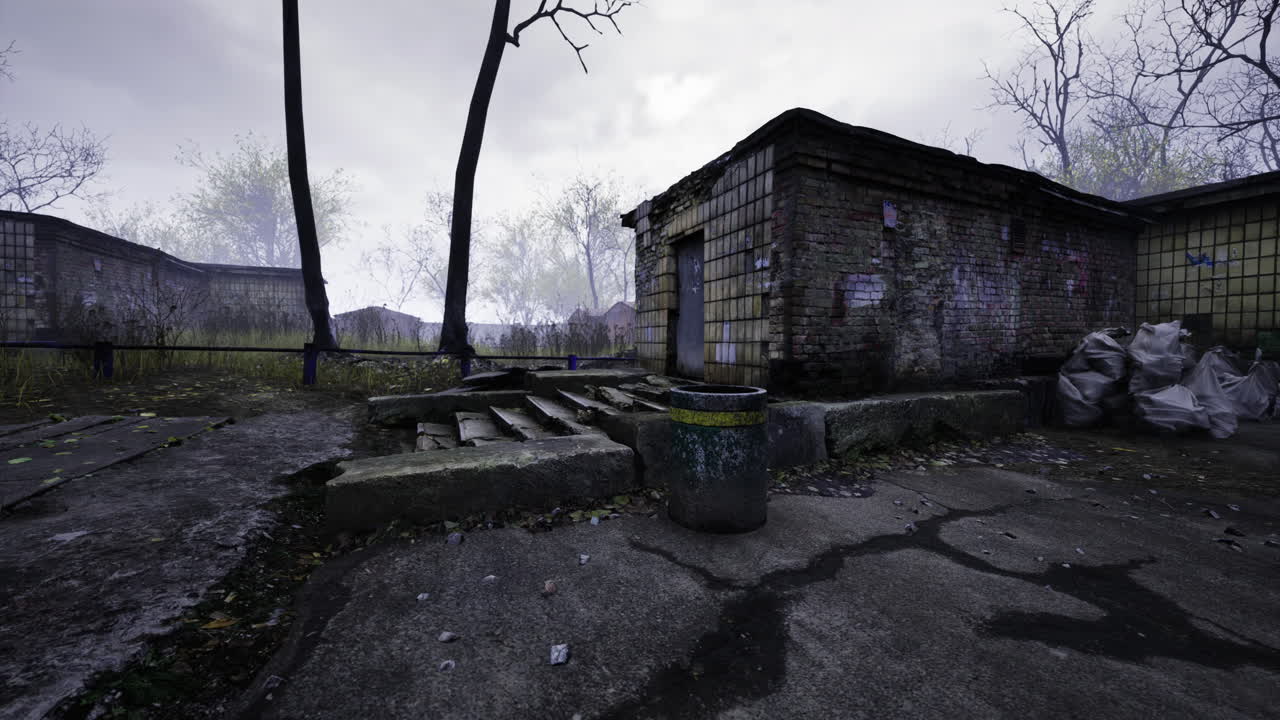 구름이 가득한 하늘 아래 황폐한 풍경에 버려진 건물