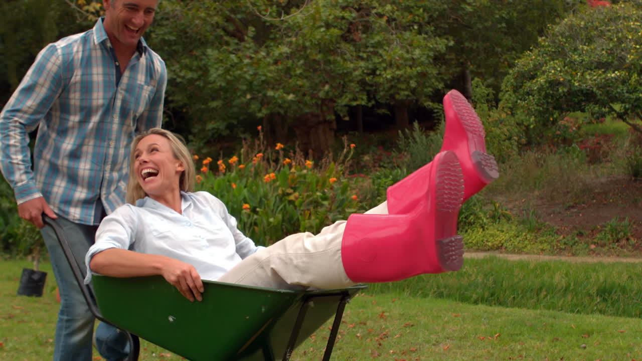 행복 한 부부 가  ⁇ 바로 를 가지고 놀고 있다