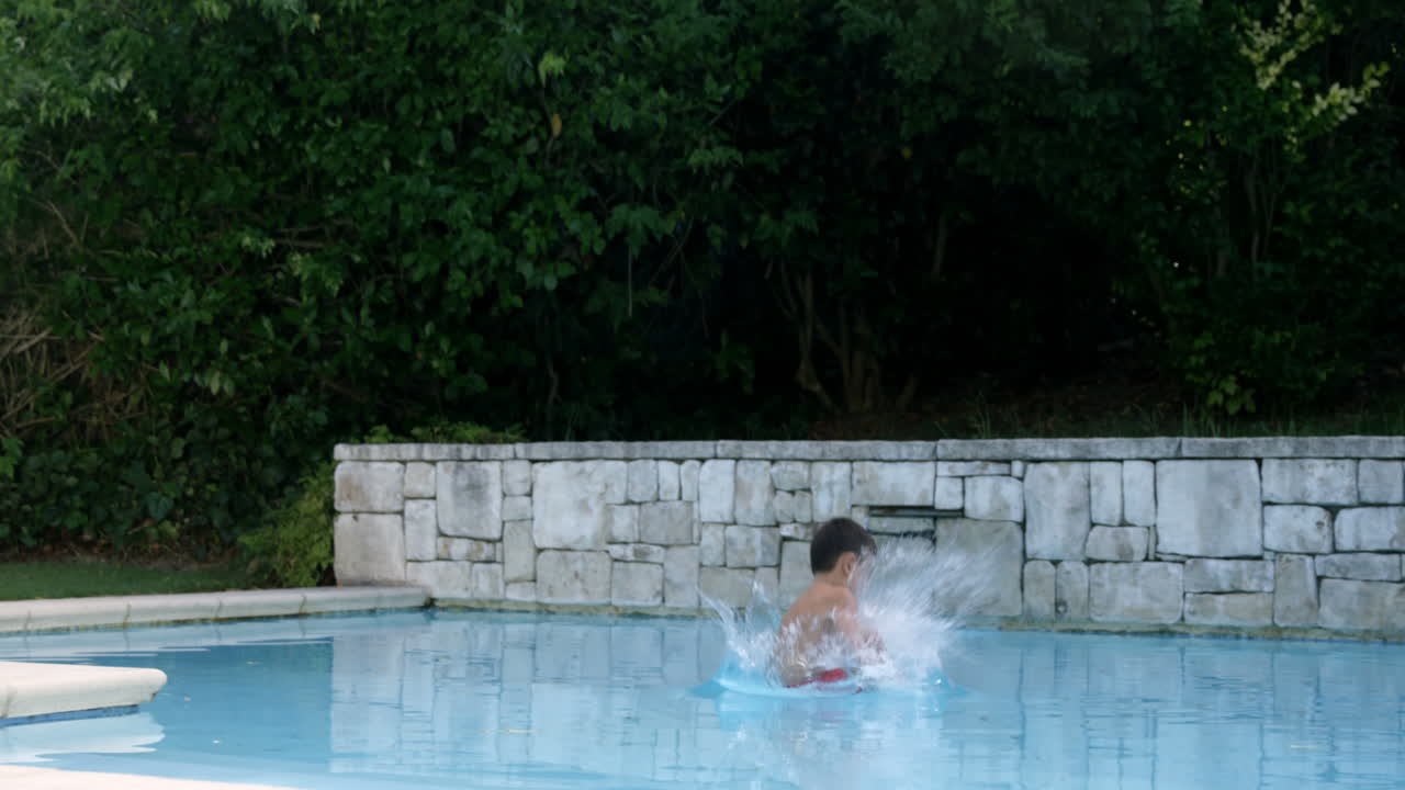 작은 소년이 뛰어다니고