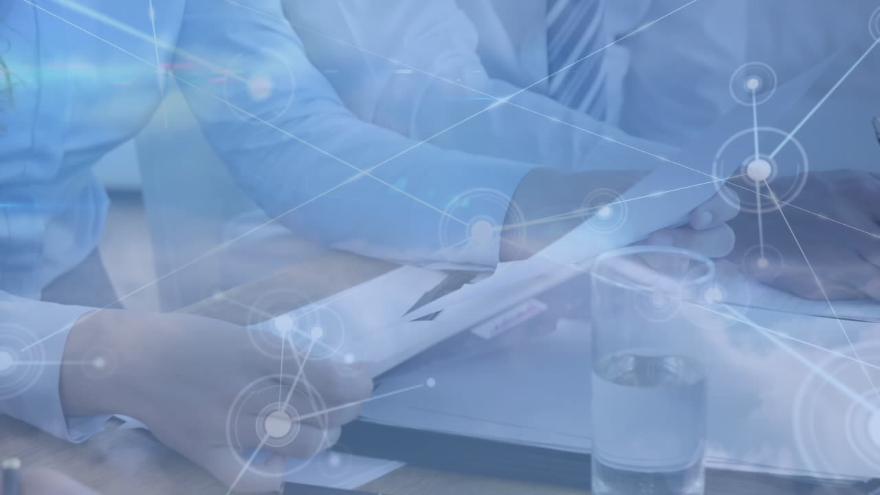 카우카스계 사업가들의 손을 통해 연결을 활성화하는 것