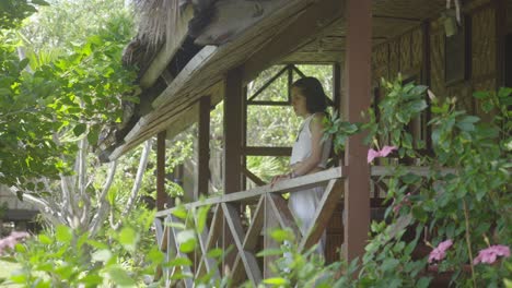 Brünette-Junge-Frau,-Die-Vom-Balkon-Des-Tropischen-Hotels-Aus-Nachdenkt