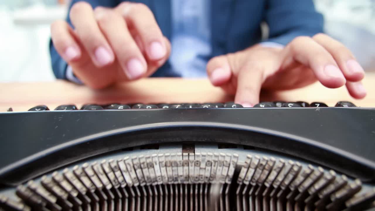 타자기 에서 타이핑 하는 사업가