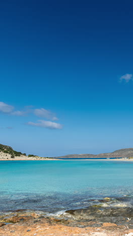 Playa-De-Simos-En-La-Isla-De-Elafonissos,-Grecia-En-Vertical.