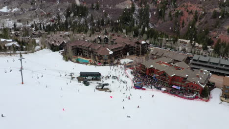 complejo de esquí de vacaciones durante las nevadas, vista aérea de drones