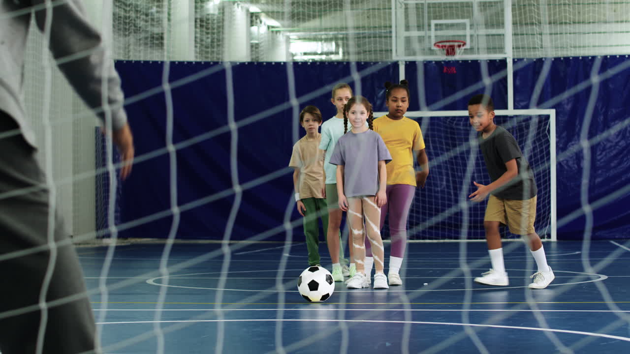 축구공을 차는 아이들