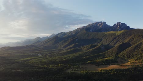 paisaje de valle de montaña