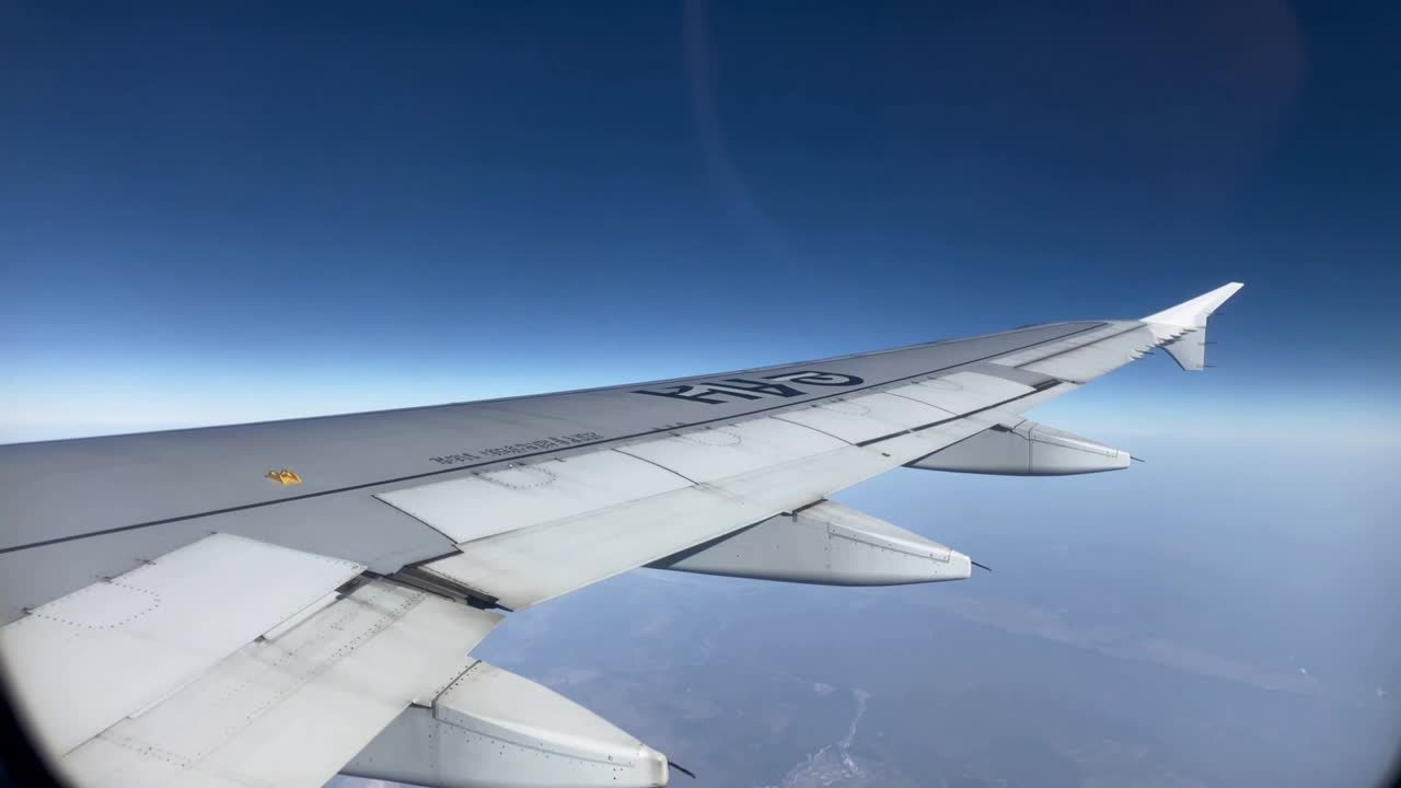 Når flyet når marsjhøyde, filmer passasjer flyets venstre vinge som bøyer seg gjennom kabinvinduet, viser vingetippen.