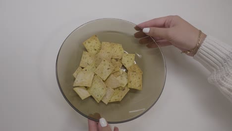 mujer sosteniendo un plato de galletas sazonadas