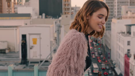 hermosa mujer joven disfrutando de la vista de la azotea del horizonte de la ciudad al atardecer sonriendo feliz vistiendo moda elegante para una fiesta de fin de semana celebrando el consumo de alcohol