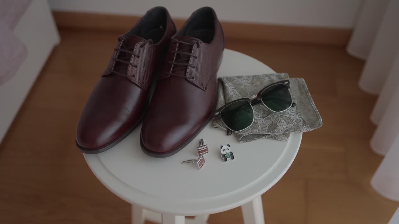세련된 결혼식 장면을 위해 준비된 클래식 신랑 신발 및 액세서리