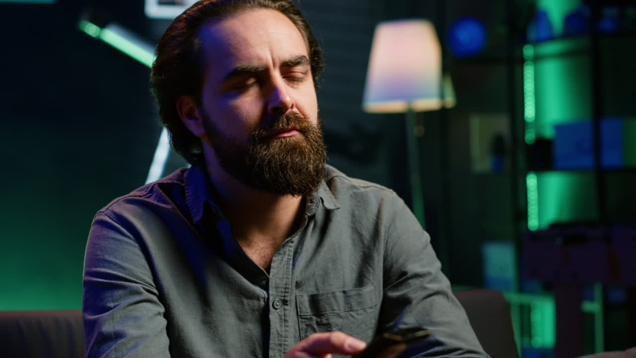 hombre perplejo viendo un partido deportivo de equipo poco convincente en la televisión