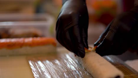 escena cercana del proceso de cocción de sushi