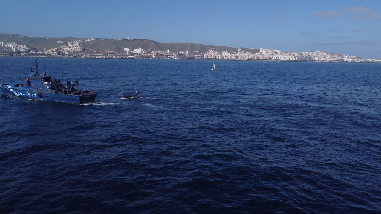 소유하고 있는 보트 중 하나 옆에서 경찰 순찰을 공중 촬영