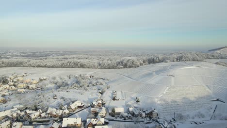 Verschneite-Weinberge-In-Hügeliger-Landschaft-Mit-Stadtbild-In-Der-Nähe-Von-Offenburg,-Baden-Württemberg,-Deutschland,-Europa