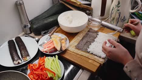 proceso de preparación de sushi casero en la mesa de la cocina, lapso de tiempo