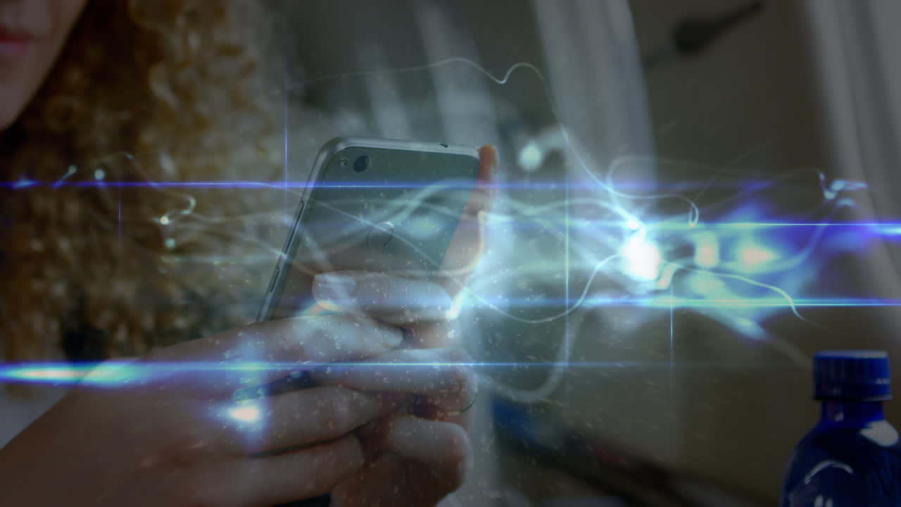 animación del procesamiento de datos sobre una mujer de negocios caucásica que usa un teléfono inteligente