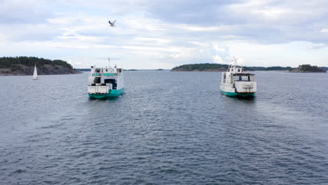 Dos-Transbordadores-De-Carga-Transbordadores-Que-Viajan-A-Través-De-Un-Gran-Lago-Que-Transportan-Mercancías-Envío-Empresa-De-Envíos-Juntos-Aviones-No-Tripulados-Archipiélago-Gasolina-Emisiones-De-Carbono-Motores-Fábrica-De-Combustible-Crucero-Marinero